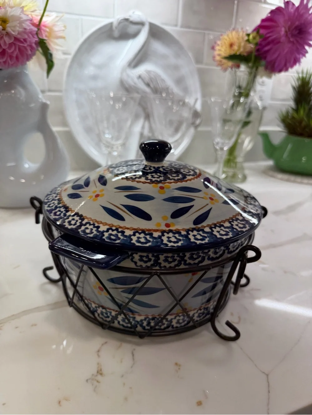 Temp-tations 1.5 qt casserole dish.8 inches across.